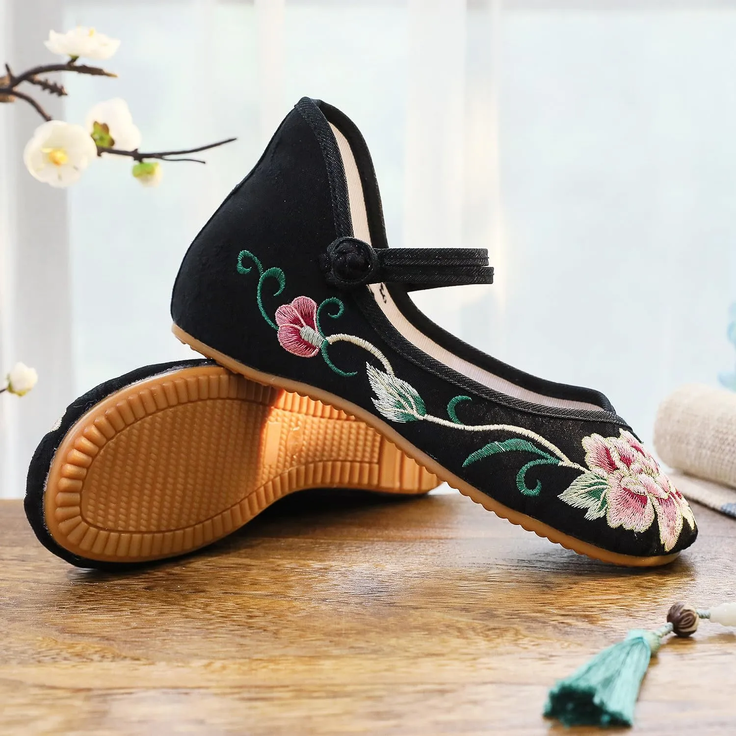 Chinese Embroidered Shoes for Women Round Toe Mary Jane Shoes Handmade Floral Slip On Loafers Comfort Walking Flats
