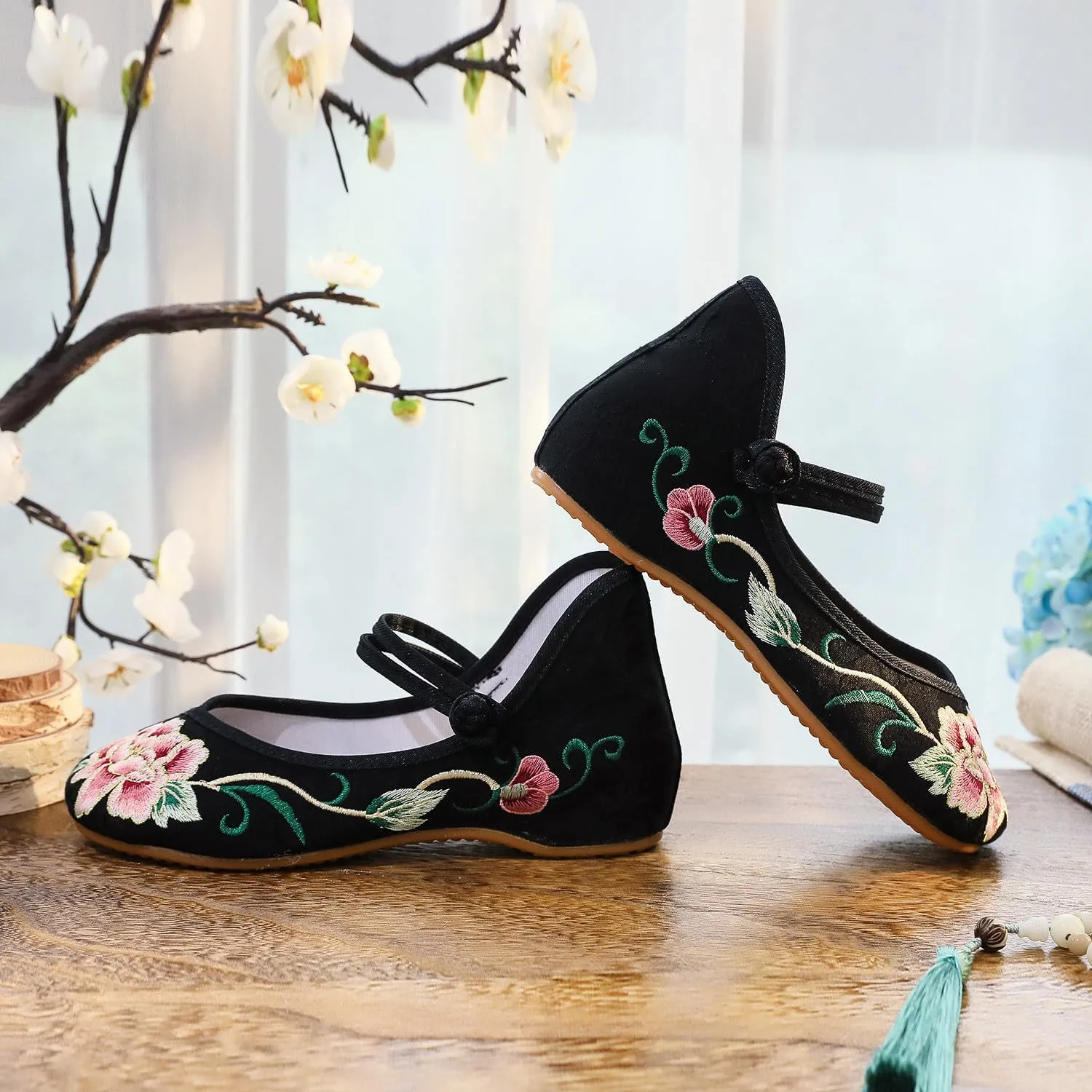 Chinese Embroidered Shoes for Women Round Toe Mary Jane Shoes Handmade Floral Slip On Loafers Comfort Walking Flats